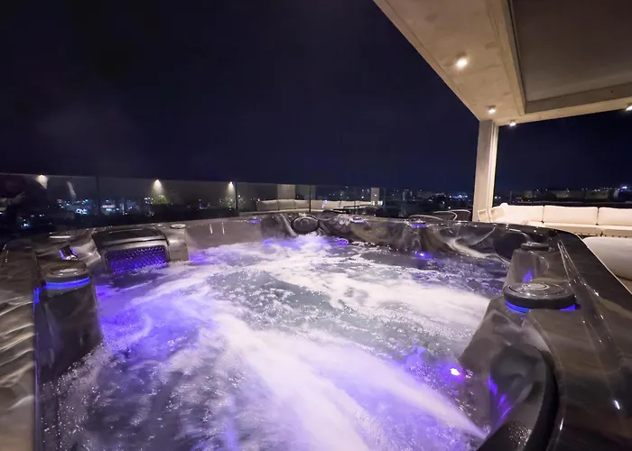 Malberry Park 201 - Modern 2 Bedroom With Pool, Gym, Jaccuzi Paphos