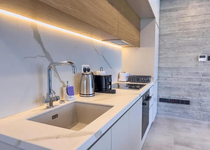 Malberry Park 201 - Modern 2 Bedroom With Pool, Gym, Jaccuzi * Paphos