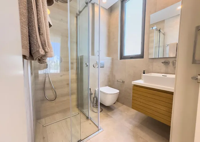 Malberry Park 201 - Modern 2 Bedroom With Pool, Gym, Jaccuzi * Paphos