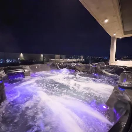 Malberry Park 201 - Modern 2 Bedroom With Pool, Gym, Jaccuzi Paphos